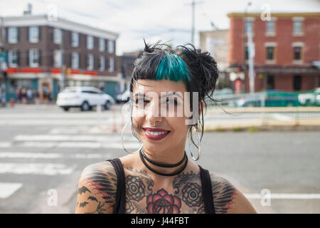 Ein Porträt einer jungen Frau mit schwarzen und blauen Haaren. Stockfoto