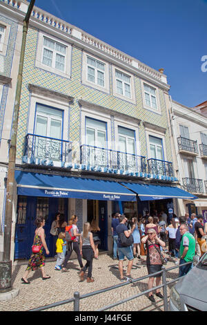 Portugal, Estredmadura, Lissabon, Belem, Menschen Schlangestehen vor Pasteis de Belem Café berühmt für seine Pastel de Nata Eiercreme Kuchen gebacken. Stockfoto