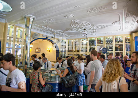 Estredmadura, Lissabon, Portugal, Belem, Pasteis de Belem Café berühmt für seine Pastel de Nata gebacken Eiercreme Kuchen. Stockfoto