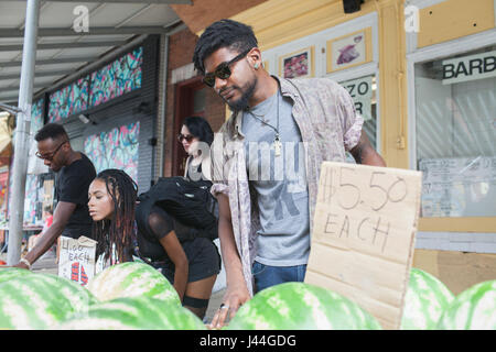 Ein junger Mann und Frau bei einem Obst-Stall. Stockfoto