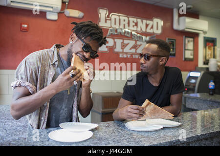 Zwei junge Männer Pizza essen. Stockfoto