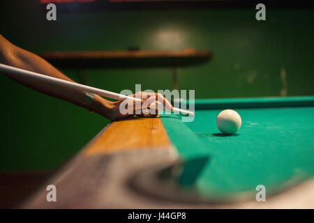 Ein junger Mann, Billard spielen. Stockfoto