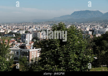 Ein Blick auf die Umgebung der Hauptstadt Tirana. Albanien hat eine Bevölkerung von knapp über 3 Millionen, nur ein Drittel der alle Albaner in der Welt aufgrund der negativen Migration. Fast 60 % der Bevölkerung sind Muslime, in der Nähe von 20 % arbeitslos und 15 % unterhalb der Armutsgrenze. Der Übergang vom Kommunismus, die in den 1990er Jahren begann hat bewiesen Herausforderung aufgrund der hohen Arbeitslosigkeit, weitverbreitete Korruption, marode Infrastruktur und leistungsstarke organisiertes Verbrechernetze. Das Land ist nach wie vor eines der ärmsten Länder in Europa. Stockfoto