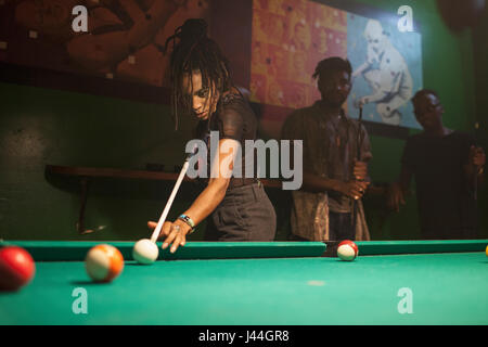 Eine junge Frau, Billard spielen. Stockfoto