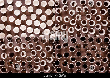 Schuss von vier, Papier-Kaffee Tassen aus leer, um Kaffee-Granulat und mit schwarzen Kaffee satt. Stockfoto