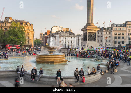 Außenansichten der Sehenswürdigkeit Trafalgar Square in London, mit Blick auf den Brunnen und Nelsons Säule am frühen Abend im Frühjahr. Stockfoto