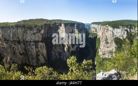 Panoramablick von Itaimbezinho Canyon im Aparados da Serra National Park - Cambara do Sul, Rio Grande do Sul, Brasilien Stockfoto