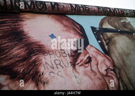 "Der Kuss" von sowjetischen Staatschef Leonid Brezhnev und DDR Präsident Erich Honecker in einer brüderlichen Umarmung auf der Berliner Mauer gemalt. Stockfoto