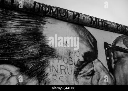 "Der Kuss" von sowjetischen Staatschef Leonid Brezhnev und DDR Präsident Erich Honecker in einer brüderlichen Umarmung auf der Berliner Mauer gemalt. Stockfoto