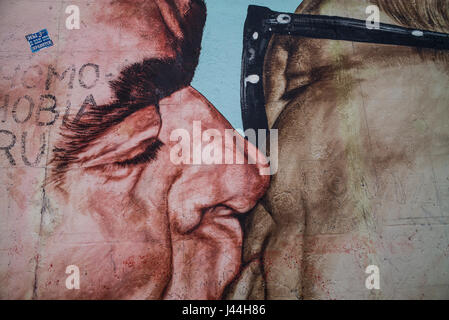 "Der Kuss" von sowjetischen Staatschef Leonid Brezhnev und DDR Präsident Erich Honecker in einer brüderlichen Umarmung auf der Berliner Mauer gemalt. Stockfoto