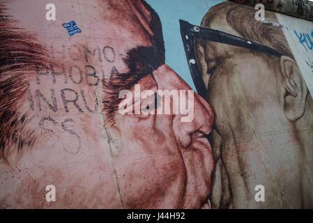 "Der Kuss" von sowjetischen Staatschef Leonid Brezhnev und DDR Präsident Erich Honecker in einer brüderlichen Umarmung auf der Berliner Mauer gemalt. Stockfoto