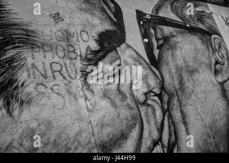 "Der Kuss" von sowjetischen Staatschef Leonid Brezhnev und DDR Präsident Erich Honecker in einer brüderlichen Umarmung auf der Berliner Mauer gemalt. Stockfoto