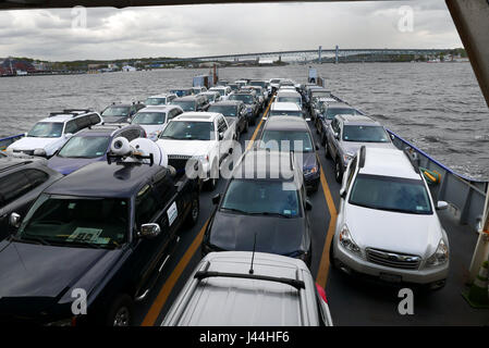 Autos auf der Cross Sound Ferry verlassen New London für Orient Point Long Island. Die Brücke ist route I-95. Stockfoto