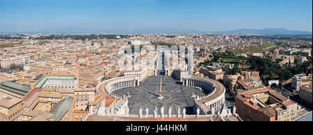 3 Bild Stich Panoramablick auf dem Petersplatz vor Str. Peters Basilica und Stadtbild über Rom an einem sonnigen Tag mit blauem Himmel. Stockfoto