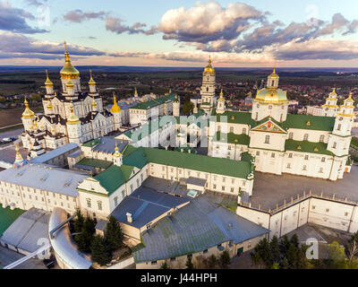 Luftaufnahme von Pochaev Kloster, orthodoxe Kirche, Potschajew Lawra, Ukraine. Stockfoto