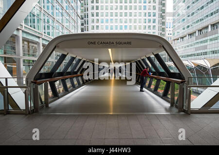 Adams Plaza Bridge zwischen One Canada Square und Crossrail Place in Canary Wharf, London England Großbritannien Stockfoto