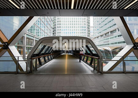 Adams Plaza Bridge zwischen One Canada Square und Crossrail Place in Canary Wharf, London England Großbritannien Stockfoto