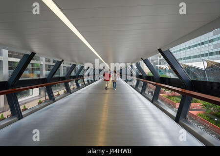 Adams Plaza Bridge zwischen One Canada Square und Crossrail Place in Canary Wharf, London England Großbritannien Stockfoto