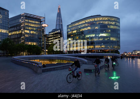 Radfahrer auf More London Riverside, London, England, Vereinigtes Königreich, Großbritannien Stockfoto