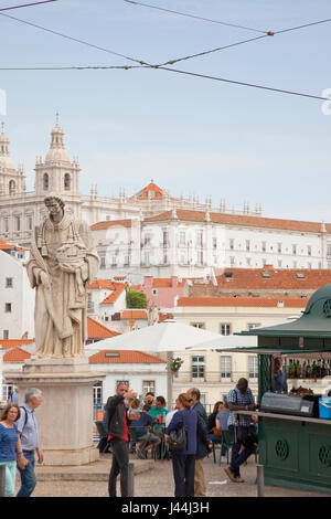 Alfama, Lissabon, Portugal, Estredmadura Bezirk, Miradouro Das Portas Do Sol, Statue von Sao Vicente. Stockfoto