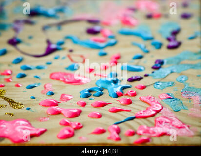 Bunte Tropfen Farbe auf Holzbrett. Stockfoto