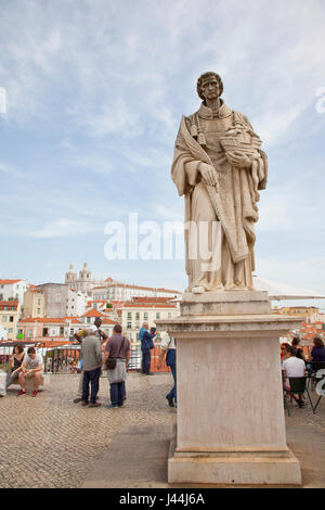 Alfama, Lissabon, Portugal, Estredmadura Bezirk, Miradouro Das Portas Do Sol, Statue von Sao Vicente. Stockfoto