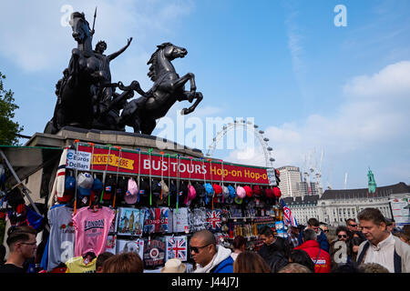 Touristen zu Fuß in der Nähe von Boadicea und Ihre Töchter Skulptur auf die Westminster Bridge, London England United Kingdom UK Stockfoto