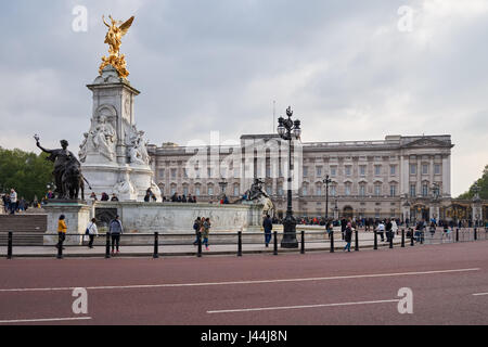 Touristen vor dem Buckingham Palace in London, England Vereinigtes Königreich Großbritannien Stockfoto