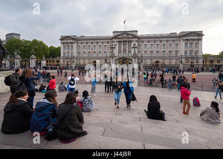 Touristen vor dem Buckingham Palace in London, England Vereinigtes Königreich Großbritannien Stockfoto