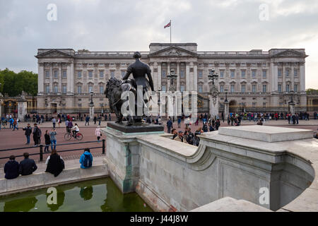 Touristen vor dem Buckingham Palace in London, England Vereinigtes Königreich Großbritannien Stockfoto