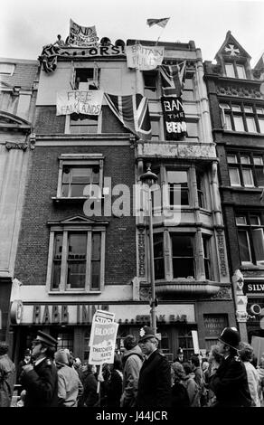 Anti-Falklands-Kriegdemo Whitehall London Mai 1983 mit Gegendemonstration, Menschen hängen Banner vom Gebäude, die Pro-Falkland-Krieg sind. Banner lesen CND Kommunisten Neutralisten Defeatisten, Patriotismus und Verrat der 1980er Jahre UK HOMER SYKES Stockfoto