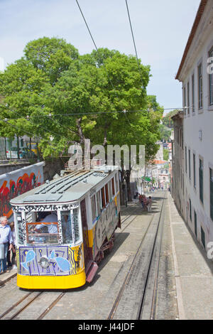 Portugal, Lissabon, Estremadura, Bairro Alto, Elevador da Gloria, Standseilbahn Bahnhof Straßenbahn in Graffiti bedeckt. Stockfoto