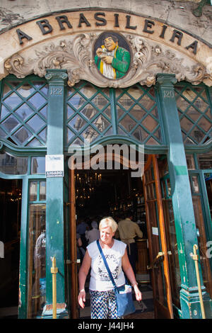 Portugal, Lissabon, Estremadura, Chiado, Eingang zum Café Brasileira auf Rua Garrett. Stockfoto