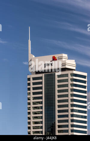 Auckland, Neuseeland - 4. März 2017: Weißer Stein und schwarzes Fenster Büro Gebäude von PricewaterhouseCoopers Wirtschaftsprüfungsgesellschaft, isoliert gegen Stockfoto