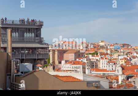 Portugal, Estredmadura, Lissabon, Baixa, Elevador Santa Justa und Dächer. Stockfoto