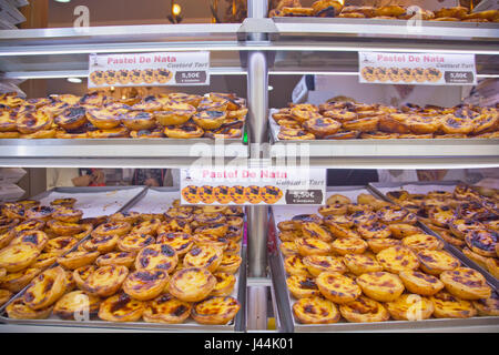 Portugal, Estremadura, Lissabon, Baixa, Anzeige der Pudding Kuchen und Gebäck. Stockfoto