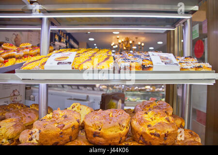 Portugal, Estremadura, Lissabon, Baixa, Anzeige der Pudding Kuchen und Gebäck. Stockfoto