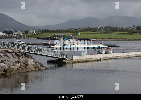 Gott erfüllt Ons III, die Passagier- und Autofähre zwischen Renard und Valentia Island, County Kerry, Irland. Stockfoto