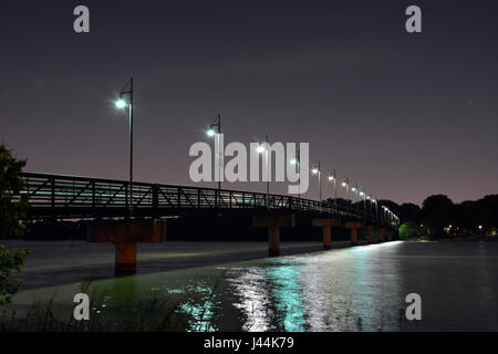 Leuchten die Spottdrossel Fußgängerbrücke in der Nacht am nördlichen Ende des White Rock Lake in Dallas, Texas Stockfoto