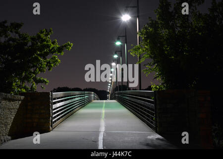 Leuchten die Spottdrossel Fußgängerbrücke in der Nacht am nördlichen Ende des White Rock Lake in Dallas, Texas Stockfoto