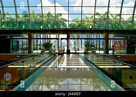 Innenraum der modernen Atrium des Marina Bay Sands Einkaufszentrum mit Blick auf Palmen und ein blauer Himmel Stockfoto