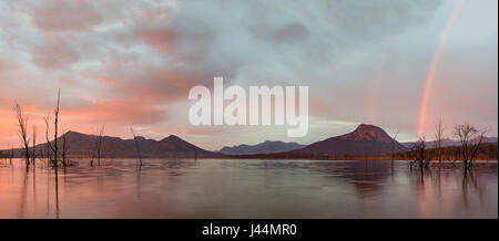 Sonnenaufgang am See Moogerah mit Blick auf Mount Greville und Regenbogen Stockfoto