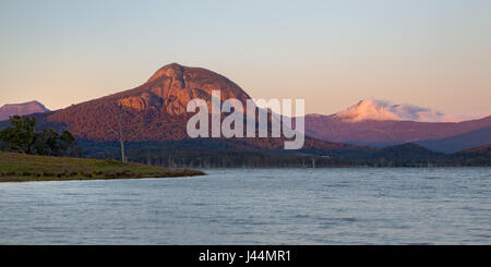 Sonnenaufgang über dem Mount Greville gesehen vom See Moogerah Stockfoto