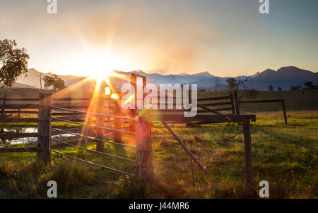 Sonnenuntergang über Ställe in der Nähe von Lake Maroon, Queensland, Australien Stockfoto