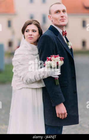 Hochzeitspaar in der Liebe. Halblanger charmante Braut und hübscher Bräutigam outdoor portrait Stockfoto