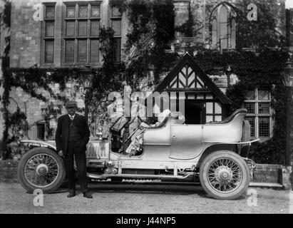 John Scott Montagu mit Rolls-Royce vor Schloss Haus ca. 1909 Stockfoto