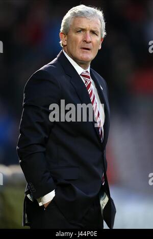 MARK HUGHES STOKE CITY FC-MANAGER STOKE CITY FC MANAGER KEEPMOAT Stadion DONCASTER ENGLAND 9. Januar 2016 Stockfoto