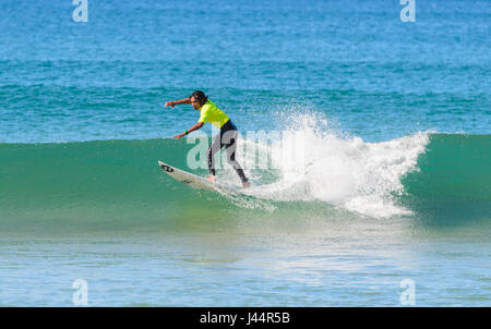 Junger Mann im Wettbewerb mit Werri Slash Surf-Wettbewerb, Gerringong, New-South.Wales, NSW, Australien Stockfoto