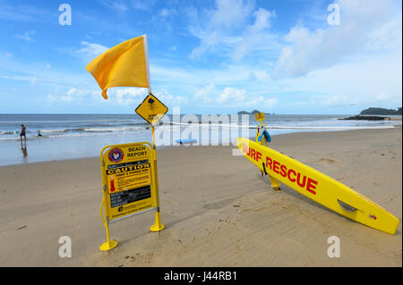 Surfen Sie, Surfbrett und Strand Rettungsprotokoll mit gelben Flagge Warnung über marine Stinger auf Ellis Beach, FNQ, Far North Queensland, Australien Stockfoto