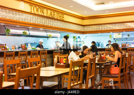 Nahm Lae Dee ist eine thailändische Version von einem amerikanischen Diner in Bangkok Silom-Bezirk.  Es hat Köche Grillen am Tresen können Sie im sitzen. Stockfoto